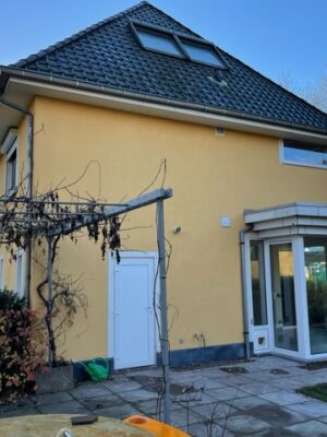 Gevelbepleistering_crepi_kleur-Willco-8709-geeltint-en-8009-wittint-ramen_na4