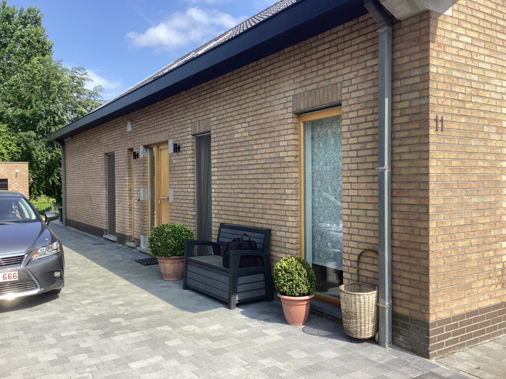 Gevelrenovatie met kalei in Berlare door Facades Forever BV: authentieke, ademende afwerking met karakter.