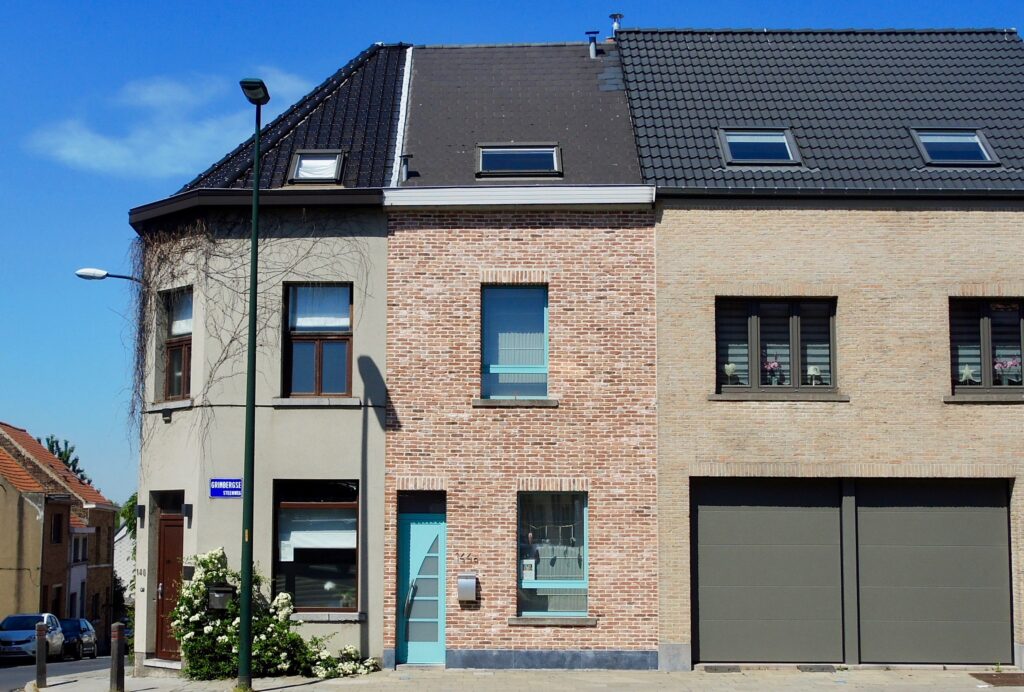 Voorbeeld van een recent uitgevoerde gevelrenovatie met steenstrips te regio Vilvoorde.